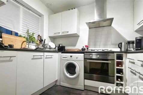 Perry Close, Uxbridge 1 bed maisonette for sale