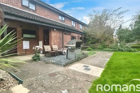 Perry Close, Uxbridge 1 bed maisonette for sale