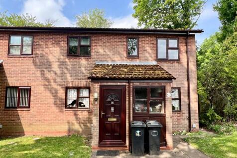 Discreet Service Road Position Off... 2 bed maisonette for sale