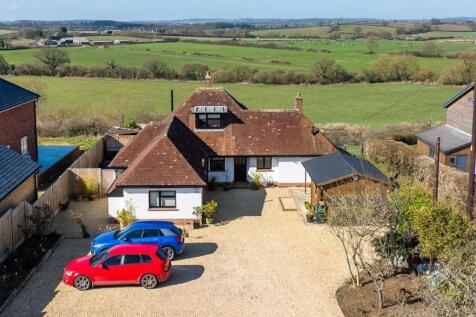 Bath Road, Sturminster Newton 4 bed detached bungalow for sale