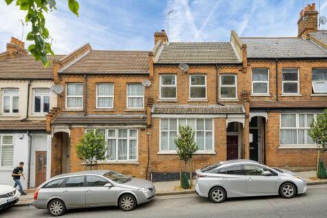 Cricklewood Lane, London NW2 3 bed flat for sale