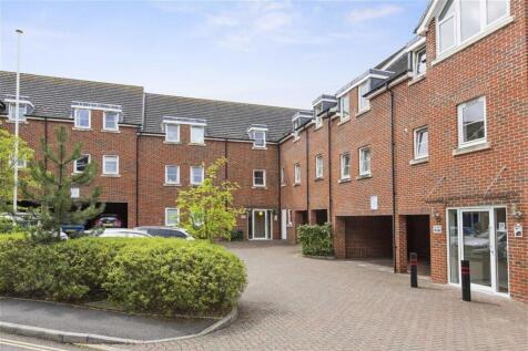 Station Way, Claygate, KT10 2 bed flat for sale
