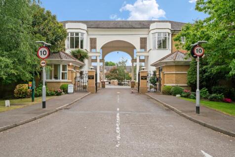 St. Davids Drive, Englefield Green, TW20 6 bed detached house for sale