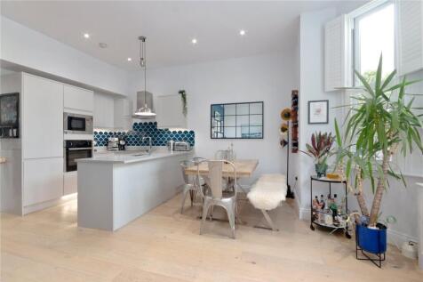 Knights Hill, West Norwood, London, SE27 3 bed apartment for sale