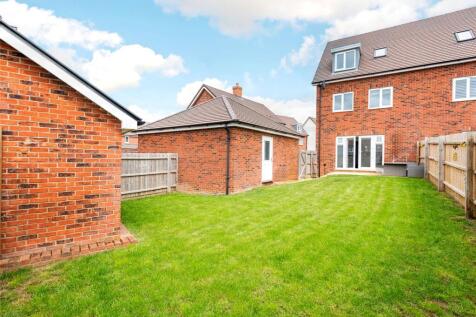 Willowvale Way, Steeple Claydon... 4 bed house for sale