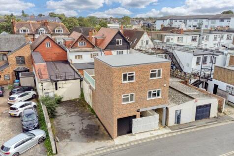 Accommadation Road, Walton on Thames. 4 bed detached house for sale