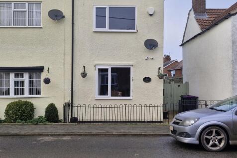 2 bedroom semi-detached house for sale