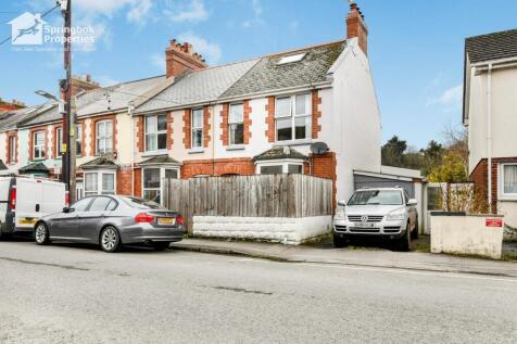 4 bedroom end of terrace house for sale