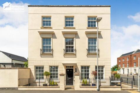 6 bedroom end of terrace house for sale