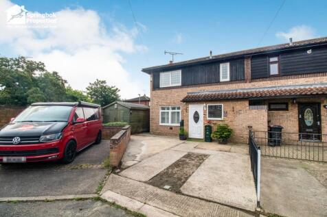 4 bedroom end of terrace house for sale