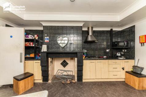 5 bedroom terraced house for sale