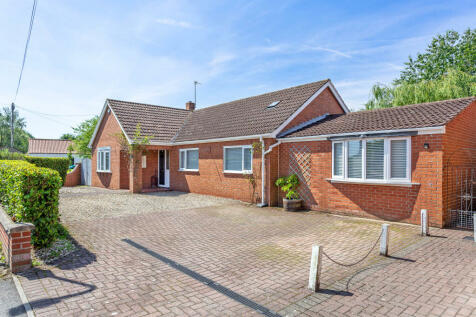 4 bedroom detached bungalow for sale