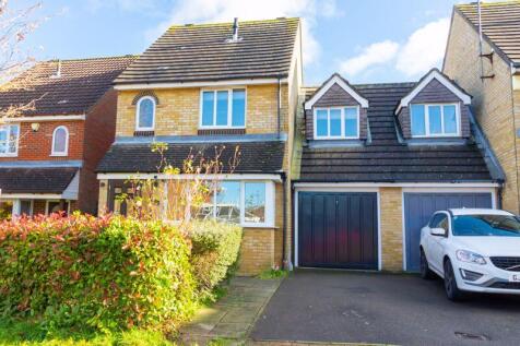 Clayton Mead, Godstone 3 bed link detached house for sale