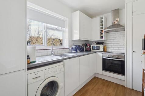 Shepherds Close, Beaconsfield, HP9 2 bed apartment for sale