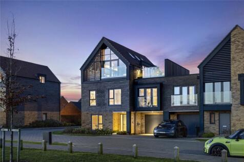 Songhurst Gardens, Pease Pottage... 5 bed semi