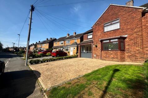 Wellington Drive, Cannock... 4 bed semi