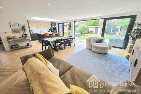 4 bedroom detached bungalow for sale