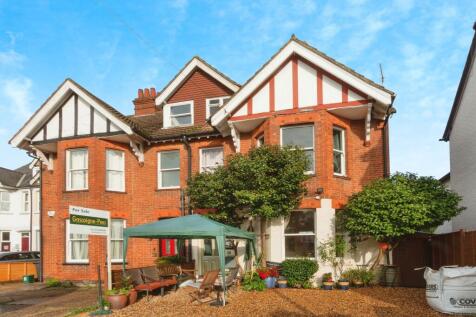 6 bedroom semi-detached house for sale