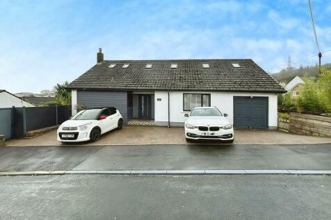 4 bedroom detached bungalow for sale