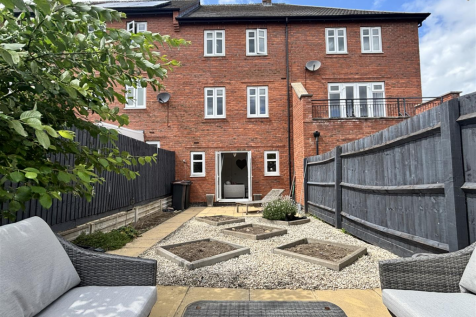 3 bedroom town house for sale