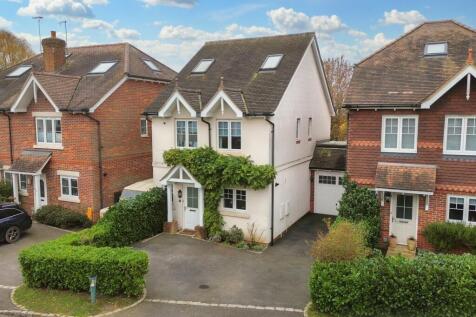 Admiral Way, Surrey GU7 4 bed detached house for sale