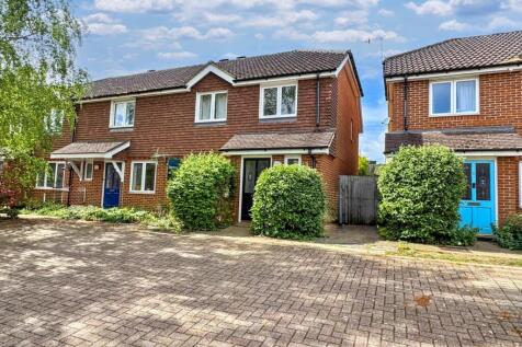 Coopers Rise, Surrey GU7 3 bed end of terrace house for sale