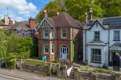 Charterhouse Road, Surrey GU7 3 bed detached house for sale