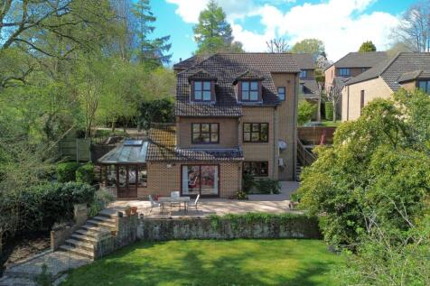 The Brambles, Surrey GU7 5 bed detached house for sale
