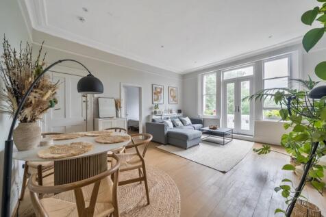 Clapham Common North Side, London, SW4 2 bed flat for sale