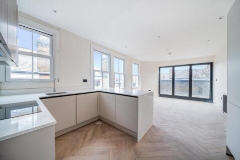Latchmere Road, Battersea, London, SW11 3 bed flat for sale