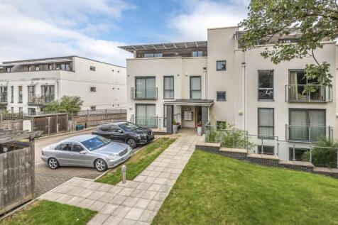 Albemarle Road, Beckenham, Kent, BR3 2 bed flat for sale