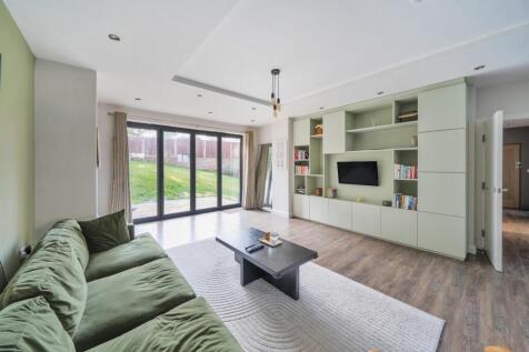 Downs Bridge Road, Beckenham, Kent, BR3 2 bed flat for sale