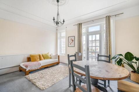 3 bedroom flat for sale
