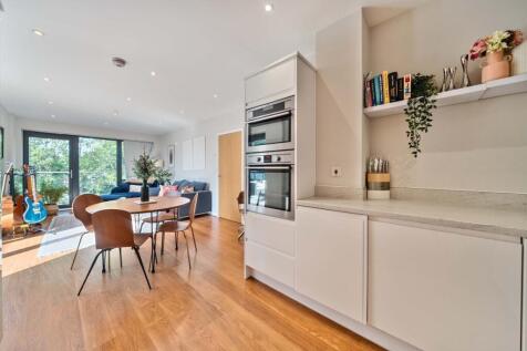 Boundaries Road, London, Greater... 2 bed flat for sale