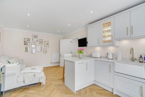 Wells Place, Earlsfield, SW18 2 bed flat for sale