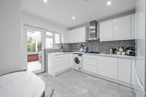 Barnhill Avenue, Bromley, Kent, BR2 3 bed semi