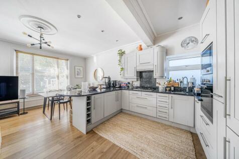 Cromwell Avenue, Highgate 2 bed flat for sale