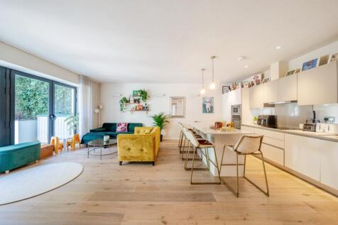 Archway Road, London, N6 3 bed flat for sale