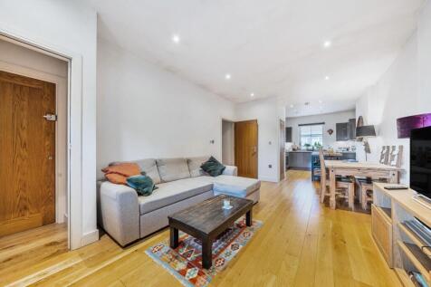 Lewisham Way, Brockley, London, SE4 3 bed flat for sale