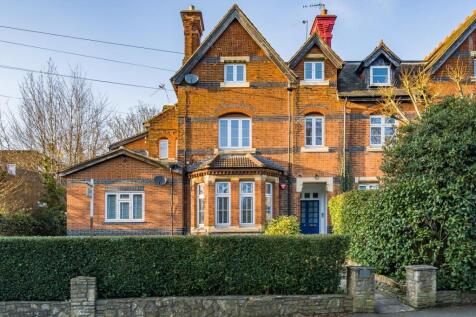Willow Grove, Chislehurst, Kent, BR7 2 bed flat for sale