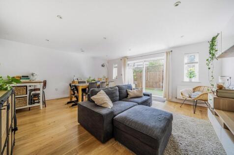 Stile Hall Gardens, Chiswick, London, W4 2 bed flat for sale
