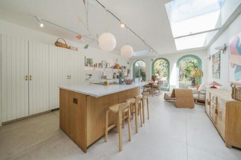5 bedroom terraced house for sale
