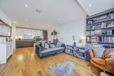 Gullivers Walk, London 1 bed maisonette for sale