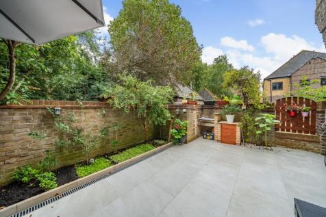 Cunard Walk, Surrey Quays, London, SE16 3 bed end of terrace house for sale