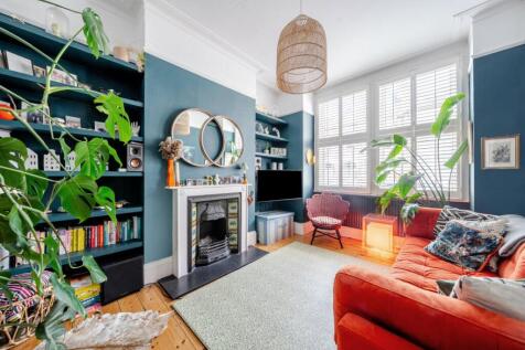Loubet Street, Tooting, London, SW17 2 bed maisonette for sale