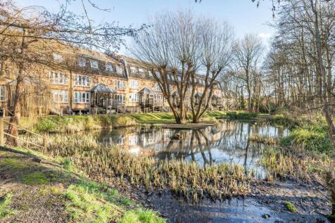 The Alders, West Wickham, Kent, BR4 2 bed flat for sale