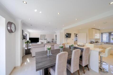 Phoenix Close, West Wickham, Kent, BR4 4 bed detached house for sale