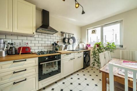 Staveley Close, Peckham, London, SE15 1 bed flat for sale