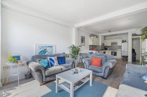 Queens Road, Peckham, London, SE15 3 bed flat for sale