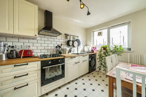 Staveley Close, Peckham, London, SE15 1 bed flat for sale